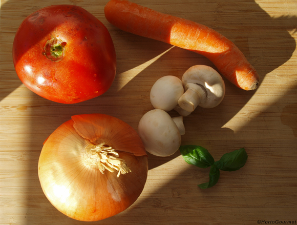 Ingredientes de tomate con verduras