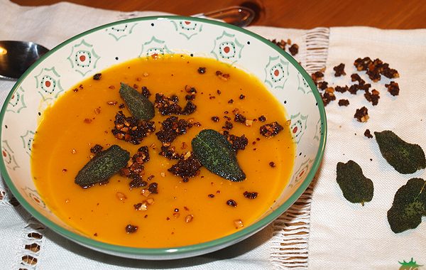 Sopa de calabaza con hojas de salvia