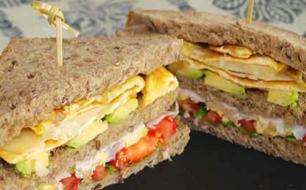 Sándwich de aguacate y huevo